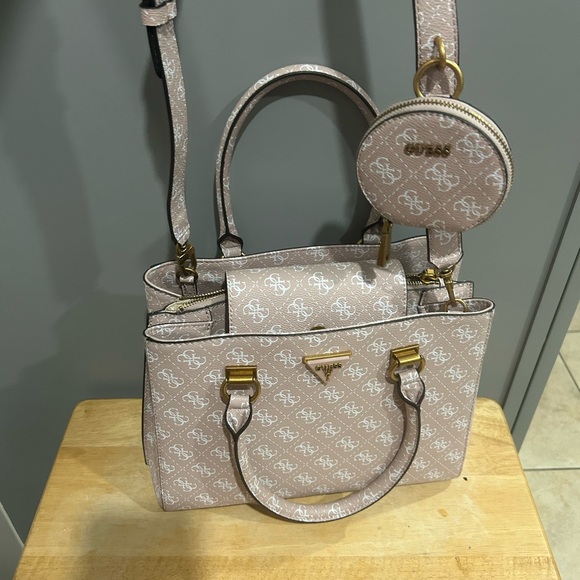 Guess purse light pink with white letters 3 compartment storage - Picture 4 of 4